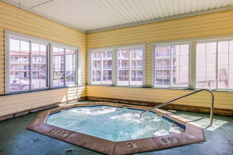 Quality Inn Lakefront (Heritage Inn Motel) - From Choice Motels Website (newer photo)
